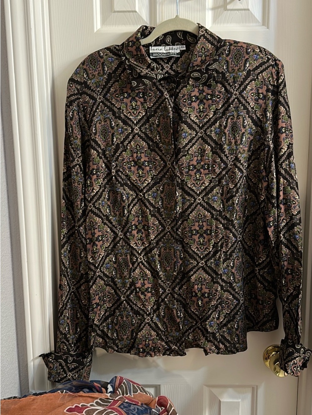 Lucia Lukken Broomskirts Patterned Black & Brown Button-Up Blouse.